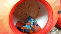 Guna mengusir rindu dengan keluarga di rumah, Kristanto melakukan panggilan video untuk menghubungi istri dan anak-anaknya. Itu dilakukan untuk melepas bosan saat menjalani isolasi di dalam tangki air.