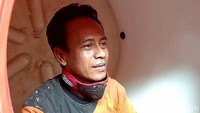 Kepala BPBD Kudus Bergas C Penanggungan mengatakan, relawan pemulasaraan awalnya dibentuk karena keterbatasan personel dari tim kesehatan penanganan COVID-19 Kabupaten Kudus. Akhirnya dari BPBD Kudus membentuk tim relawan pemulasaraan untuk membantu warga. Terkait dengan adanya relawan yang tinggal di tangki air, ia tidak mempermasalahkan. Menurutnya dari BPBD sudah menyiapkan ruangan untuk isolasi dan berinteraksi bersama tim relawan pemulasaraan jenazah COVID-19. Hanya setiap relawan memiliki kenyamanan sendiri hingga ada yang memiliki tidur di tangki air.