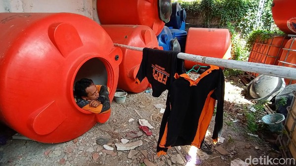 Relawan Corona Isolasi Diri di Dalam Tangki Air