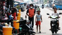 Tempat cuci tangan ini ditempatkan di depan kios-kios di kawasan terminal.