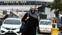Warga berjalan di kawasan Terminal Pulogadung yang telah dilengkapi tempat cuci tangan, Rabu (24/6).