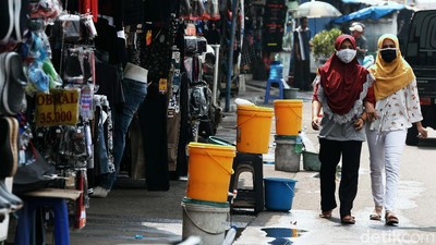 Potret Tempat Cuci Tangan Berjejer di Kawasan Terminal Pulogadung