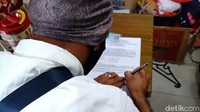 Mereka juga memberikan surat peringatan kepada pemilik toko. Bila peringatan pertama dan kedua tidak diindahkan akan dikenakan sanksi denda sesuai dengan Perwali Nomor 18 Tahun 2020 Tentang Pelaksanaan PSBB di Kota Ambon.