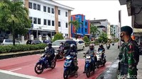 Mereka juga memantau pelaksanaan pemakaian masker oleh pengendara.