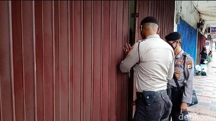 Memasuki hari ketiga penerapan PSBB di Kota Ambon, sejumlah toko masih buka. Satgas COVID-19 Kota Ambon memberikan surat peringatan pertama dan  langsung menutup toko.