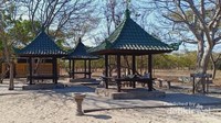 Meski tak berpenghuni namun fasilitas di pulau Menjangan ini tetap lengkap. Di sana ada pendopo untuk meletakan barang bawaan dan tempat istirahat wisatawan.