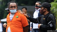 Anak buah John Kei dihadirkan dalam rekonstruksi dengan mengenakan baju tahanan Polda Metro Jaya.