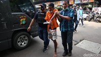 Para tersangka dihadirkan dengan tangan terikat.