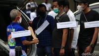 Adegan demi adegan persiapan penyerangan diperagakan oleh pemeran pengganti.