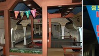Meski sudah terbengkalai cukup lama, tapi bagian dalam restoran masih utuh dan tidak tersentuh. Flyer restoran hingga alat panggangan daging masih ada di sana. Foto: Jon Dunbar