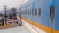 Kini kejayaan Boeing 747 tertinggal di pinggir jalan sekitar Suwon. Banyak penggemar pesawat yang penasaran dengan penampilan restoran terbengkalai ini apalagi dulunya pesawat ini pernah mencapai masa kejayaannya di tahun 1970-an. Foto: Jon Dunbar