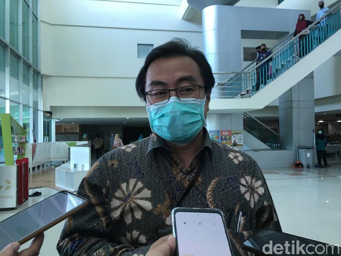 Menkes Terawan Agus Putranto akan membantu kekurangan tenaga kesehatan (nakes) di RSU dr Soetomo. Nakes itu terdiri dari puluhan dokter umum dan perawat.