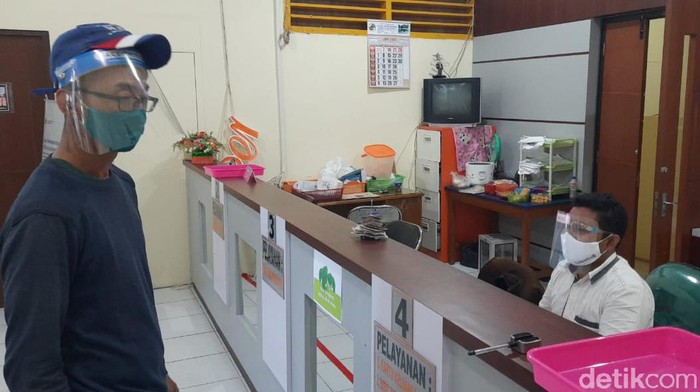 Ruang Pelayanan di Kecamatan Tambaksari Kini Wajib Pakai Face Shield Ruang Pelayanan di Kecamatan Tambaksari Kini Wajib Pakai Face Shield