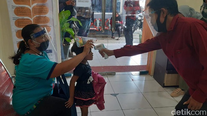 Ruang Pelayanan di Kecamatan Tambaksari Kini Wajib Pakai Face Shield
