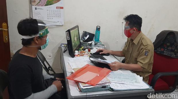 Ruang Pelayanan di Kecamatan Tambaksari Kini Wajib Pakai Face Shield