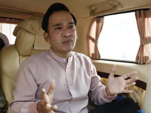 Ruben Onsu Kenang Masa Susah di Depan Pusara Olga Syahputra