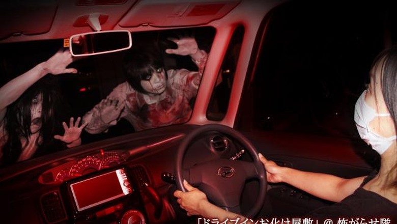 Rumah Hantu Drive-thru Mobil hantu drive-thru