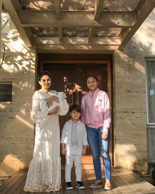 Rumah mewah Nikita Mirzani dibangun di atas tanah yang dibelinya senilai Rp 2 miliar. Ia mengaku membeli dua kavling tanah Hal itu diungkapkan selebriti kontroversial ini di channel YouTube Trans TV Official. Foto: Instagram/@nikitamirzanimawardi_17