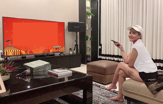 Ruang TV pun tak kalah mewah. Dilengkapi meja marmer dan sofa serta TV LCD lebar. Foto: Instagram/@nikitamirzanimawardi_17