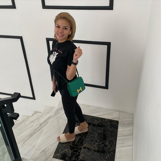 Seluruh lantai rumah Niki dilapis ubin marmer yang semakin menambah kesan mewah. Ini gaya casual-nya saat berpose di tangga rumah. Foto: Instagram/@nikitamirzanimawardi_17