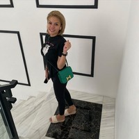 Seluruh lantai rumah Niki dilapis ubin marmer yang semakin menambah kesan mewah. Ini gaya casual-nya saat berpose di tangga rumah. Foto: Instagram/@nikitamirzanimawardi_17