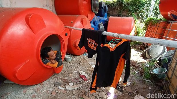 Salah satu relawan pemulasaraan jenazah, Kristanto (39) saat tiduran di tangki air di kantor BPBD Kudus, Rabu (24/6/2020).