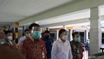 Sambangi RSU dr Soetomo, Menkes Pakai Face Shield dan Masker