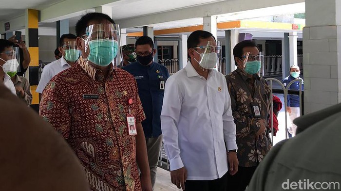 Menkes Terawan Agus Putranto terlihat mengenakan face shield dan masker saat menyambangi RSU dr Soetomo, Surabaya.