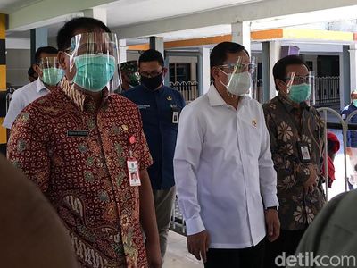 Sambangi RSU dr Soetomo, Menkes Pakai Face Shield dan Masker