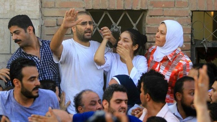 Sanaa Seif dan keluarganya (AFP/ Hasan Mohamed)
