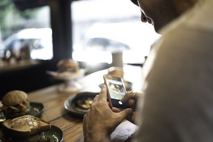 Selebgram mengulas makanan