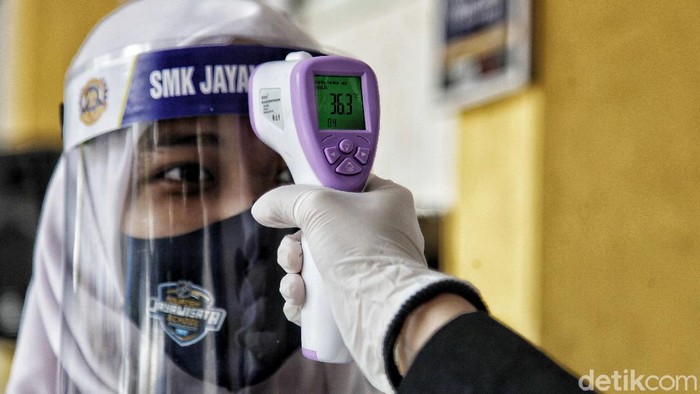 Seperti Ini Penerapan Protokol COVID-19 di SMK Pariwisata SMK Jayawisata 2 di Cipinang Melayu, Jakarta, mulai menerapkan protokol kesehatan new normal. Seperti apa sih?