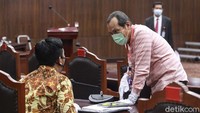 Sidang dilakukan dengan menerapkan protokol kesehatan COVID-19.