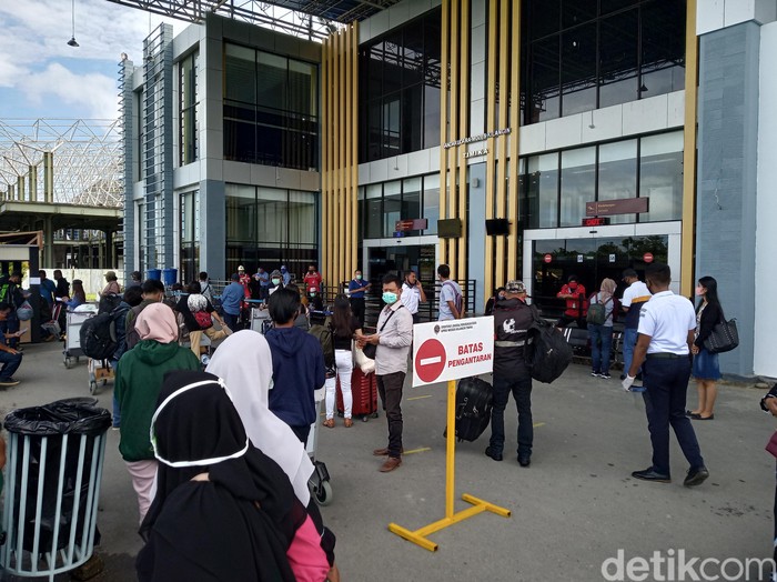 Sejak pelayanan penerbangan komersil dibuka tanggal 14 Juni kemarin, sampai sekarang sudah ada dua ribuan lah orang keluar Timika,