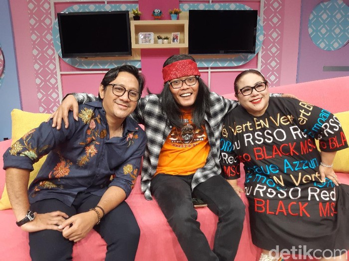 Sule, Andre Taulany, dan Nunung Sule, Andre Taulany, dan Nunung isi acara Santuy Malam.