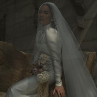 Gaun bernuansa vintage menjadi pilihan Tara Basro ketika meresmikan hubungannya dengan Daniel Adnan. Gaun berwarna off-white tersebut berlengan panjang dan memiliki kerah tinggi. Penampilan Tara Basro kian maksimal dengan veil panjang yang menjuntai sampai menyentuh lantai. Tidak ketinggalan, anting bergaya klasik yang terbuat dari susunan mutiara. (Foto: Instagram/@tarabasro)