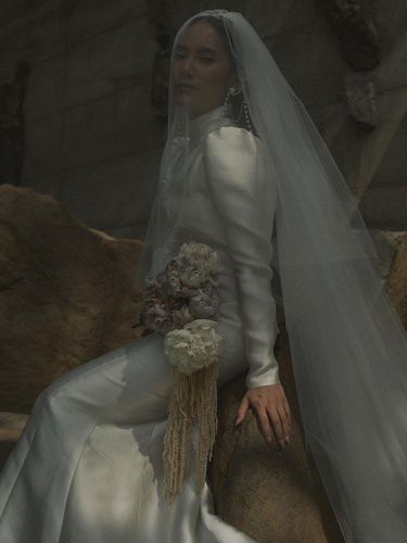 Tara Basro Tara Basro memegang buket bunga peony.