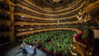  Untuk para penonton yang ingin menyaksikan konser musik ini bisa menikmatinya lewat streaming di rumah masing-masing. (Jordi Vidal/AFP/Getty Images)