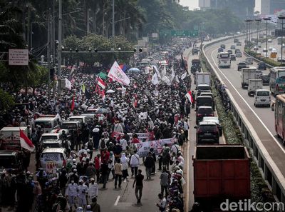 Potret Aksi Demo PA 212 di Depan DPR