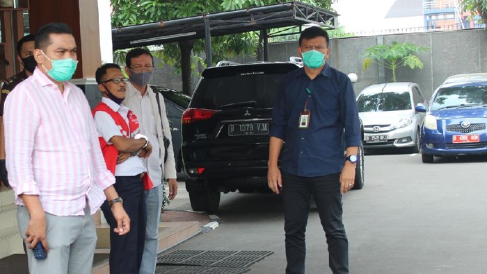 Tersangka kasus korupsi terkait penerbitan surat pernyataan ahli waris berinisial TPU ditahan, Rabu (24/6/2020).
