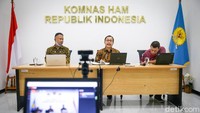 Ketua Komnas HAM Ahmad Taufan Damanik (tengah) bersama, Koordinator Subkomisi Penegakan HAM / Komisioner Pemantauan dan Penyeledikan Mohammad Choirul Anam (kiri) dan Peneliti Agus Suntoro (kanan) berbicara terkait Tugas TNI Dalam Mengatasi Aksi Terorisme.