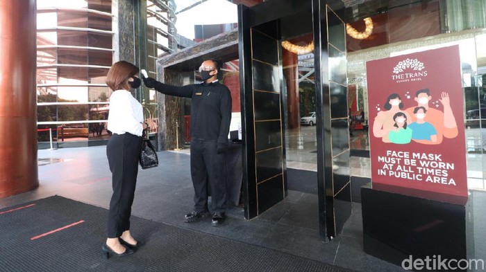 The Trans Luxury Hotel tidak hanya menawarkan beragam fasilitas mewah, tetapi juga penerapan protokol pemerintah terkait Covid-19.