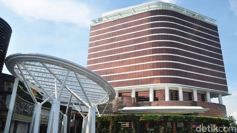 Trans Luxury Hotel The Trans Luxury Hotel tidak hanya menawarkan beragam fasilitas mewah, tetapi juga penerapan protokol pemerintah terkait Covid-19.