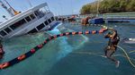 Truk-Mobil Dievakuasi dari Kapal Tenggelam di Pelabuhan Bali