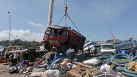 Seperti diketahui, sebanyak 32 muatan berupa seperti truk, mobil dan sepeda motor dievakuasi secara bertahap dari kapal yang mengalami musibah kebocoran pada Jumat (12/6) lalu.