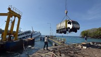 Proses evakuasi kendaraan dari dalam KMP Dharma Rucitra III yang tenggelam di Pelabuhan Padangbai, Karangasem, Bali, dilakukan oleh petugas, Rabu (24/6/2020).