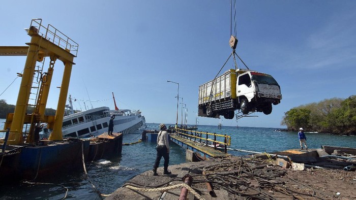 Proses evakuasi kendaraan dari dalam KMP Dharma Rucitra III yang tenggelam di Pelabuhan Padangbai, Bali, dilakukan. Mobil-truk dievakuasi dari kapal itu.