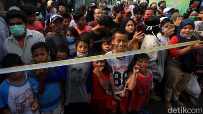 Warga Tumpah Ruah di Rekonstruksi Kasus John Kei