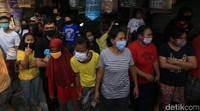 Warga berkerumun untuk menyaksikan dari dekat proses rekonstruksi kelompok John Kei itu.