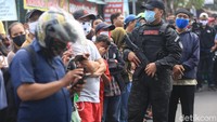 Polisi bersenjata lengkap mengamakan sekitar lokasi.